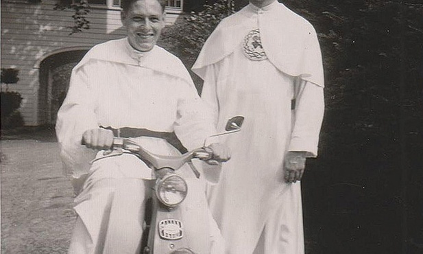 Brat Leon (po prawej) w białym habicie z wyhaftowanymi sercami Jezusa i Maryi