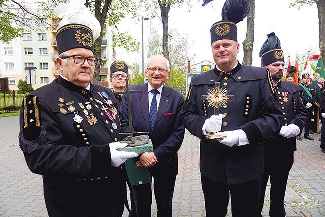 Delegacja z miniaturą Krzyża Nowohuckiego i relikwiami bł. ks. Jerzego Popiełuszki. 