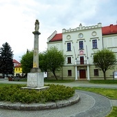 	Maryja strzeże centrum miejscowości od 1809 roku.