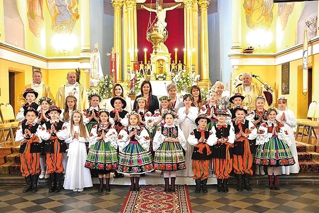 ▲	W diecezji łowickiej w wielu parafiach młodzi do sakramentu przystąpili w strojach ludowych. Tak było m.in. w Kocierzewie.