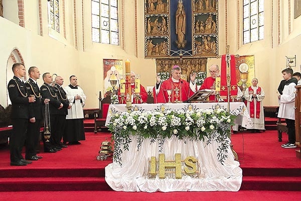 Eucharystia w sławieńskim kościele pw. Wniebowzięcia NMP.