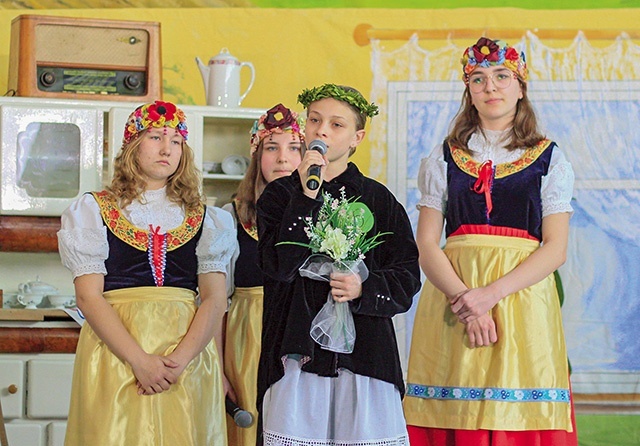 ▲	Młodzież z Żędowic przedstawiła dawne zwyczaje weselne na Śląsku.