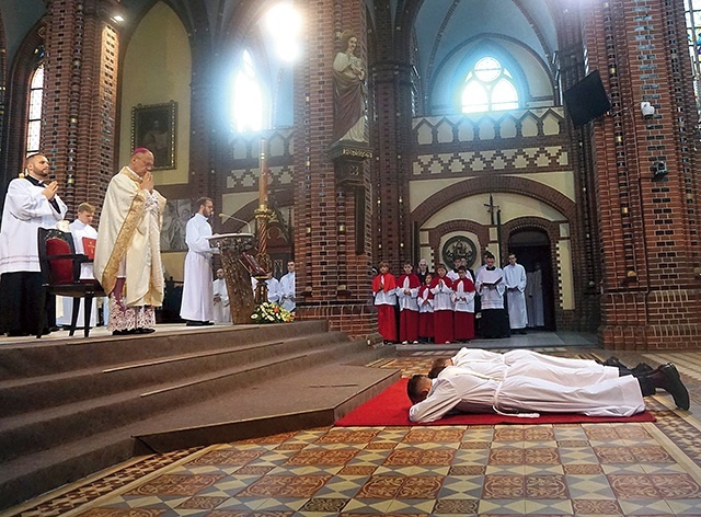Kandydaci do święceń podczas litanii błagalnej leżą krzyżem. 