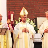 Podczas jubileuszu (od lewej): bp Jerzy Maculewicz,  bp Edward Kawa i o. Marian  Gołąb OFM Conv. 