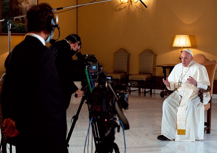 Papież Franciszek dzieli się z widzami swoimi przemyśleniami na temat miłości, marzeń, zmagań z przeciwnościami i pracy.
