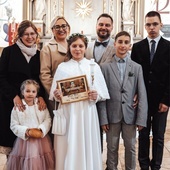 Rodzina Krystyny i Piotra Deków.  Ich córka Teresa niedawno przystąpiła do pierwszej Komunii Świętej.