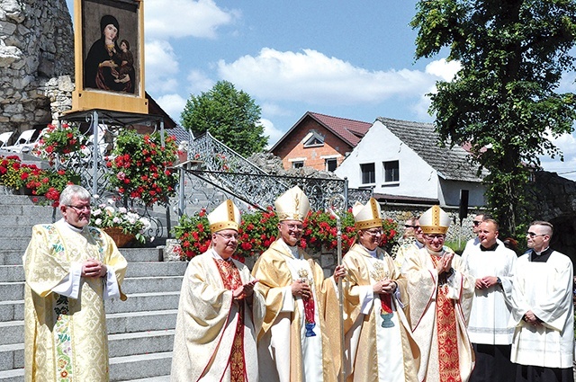 ▼	Biskupi i wierni dziękowali Bogu  za wizytę Jana Pawła II.