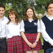 ◄	Od lewej: Krzysiek Biernat, Karolina Podolak, Zosia Giźlar i Staszek Głogowski – laureaci konkursowej pracy poświęconej gen. Józefowi Hallerowi.