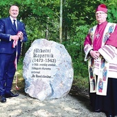 	Abp Józef Górzyński wraz z fundatorem obiektu – starostą olsztyńskim Andrzejem Abako.
