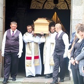 	Po Mszy św. kondukt podążył na cmentarz parafialny, gdzie ciało zmarłego księdza spoczęło w grobowcu salezjańskim.