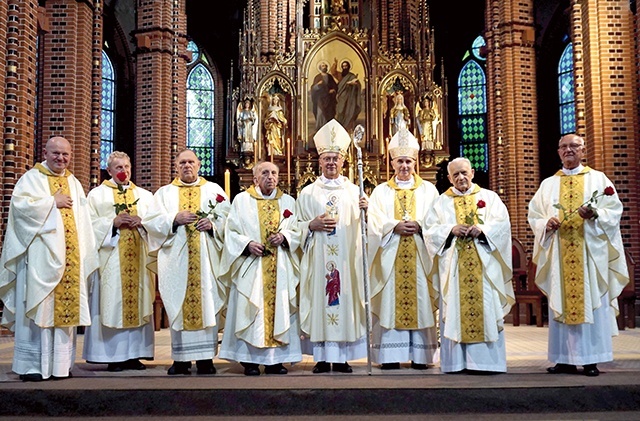 ▲	Jubilaci z biskupami i proboszczem katedry. 