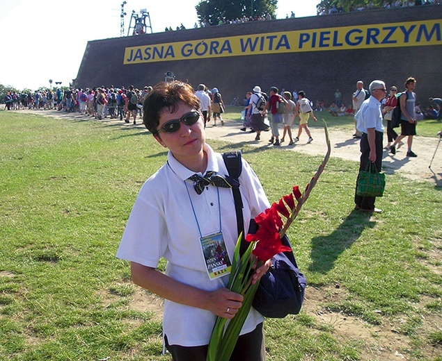 	Częstochowa, 2004 r. Anna na wałach jasnogórskich. Robiła bardzo wiele, by co roku krakowscy pielgrzymi docierali tam bez przeszkód.