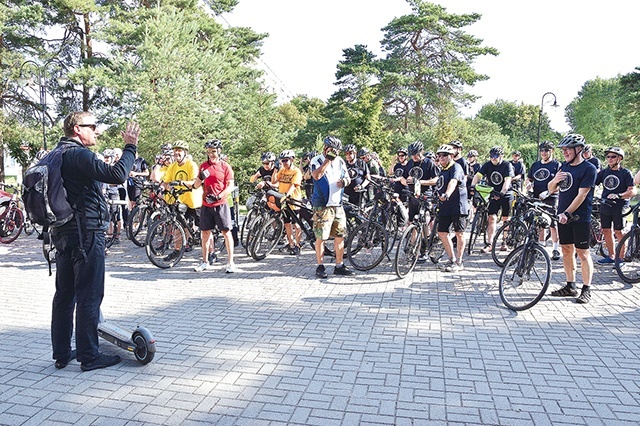 ▲	Cykliści wyruszyli w trasę sprzed gdańskiego sanktuarium MB Fatimskiej.