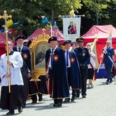 ▲	W procesji niesiony był obraz patrona parafii i miasta.