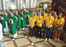 Świątynia przybrała żółte barwy koszulek uczestników wypoczynku.