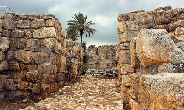 Ruiny bramy w starożytnym mieście Megiddo, znanego z księgi Apokalipsy jako Har-Magedon. Wykopaliska na wzgórzu prowadzone są od początku XX wieku.