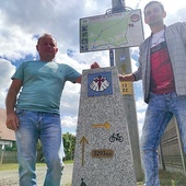 Henryk i Jacek przy caminowym drogowskazie, znajdującym się w centrum Nowej Wsi Lubińskiej. 