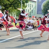 ▲	Brawurowy uliczny występ słowackiego zespołu Magura z Kieżmarku (słowackie Kežmarok).