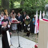 Popiersie arcybiskupa pobłogosławił bp Leszek Leszkiewicz.