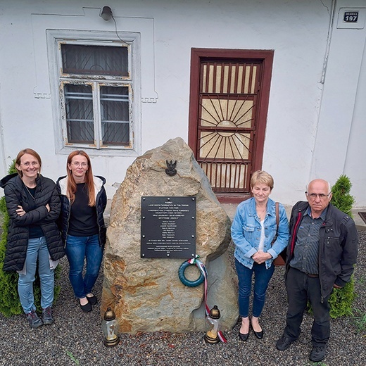 ▲	Obelisk został postawiony przed willą „Sabina” w Orawce. Od lewej stoją: siostry Obyrtacz, Maria Fróg i Jan Dudor.
