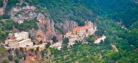 Klasztor św. Antoniego z Kozhaya w Dolinie Świętej w Libanie.