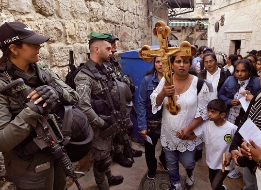 Izraelska policja ochrania uczestników Drogi Krzyżowej w Jerozolimie przed Wielkanocą br. Wtedy jeszcze uczestnicy nabożeństwa mogli nieść krzyż, obecnie jest to niemożliwe ze względów bezpieczeństwa.