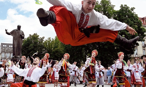 Spektakl choreograficzny we Lwowie podczas obchodów Święta Konstytucji Ukrainy.