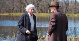 Dopiero w finale filmu dowiemy się, o czym rozmawiał Albert Einstein (Tom Conti) z Oppenheimerem (Cillian Murphy).