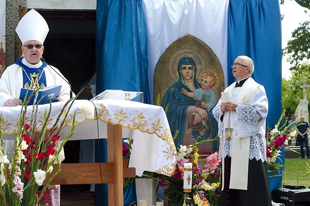 	Odpustowej Eucharystii przewodniczył ks. inf. Stanisław Pindera (z lewej).  