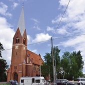 Świątynia znajduje się przy głównej arterii trójmiejskiej.