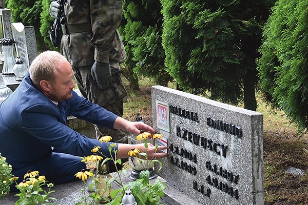 Jan Kwaśniewicz z IPN oznaczył mogiłę bohatera.