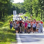 Po Eucharystii osiem grup wyruszyło na szlak. W ciągu czterech dni pielgrzymi pokonali prawie 120 km.