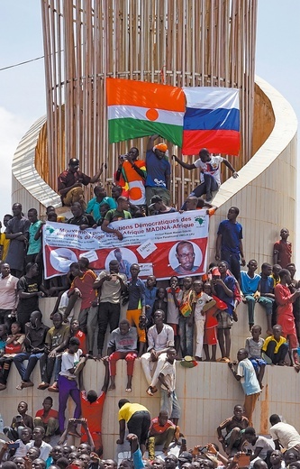 Demonstranci popierający zamach stanu w Nigrze powiewali też rosyjskimi flagami.