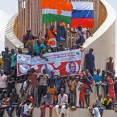 Demonstranci popierający zamach stanu w Nigrze powiewali też rosyjskimi flagami.