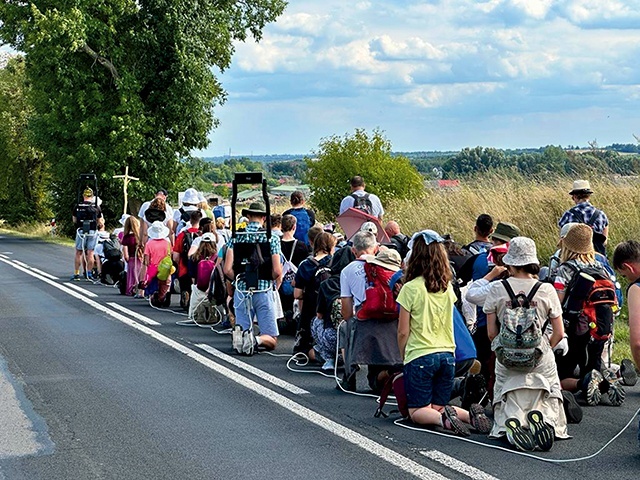 Widok Jasnej Góry na horyzoncie  jest dla pielgrzymów szczególnym momentem.