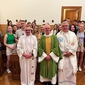 Uczestnicy na Eucharystii w WSD w Paryżu, której przewodniczył ks. prał. Janusz Osowiecki, kapłan płockiej diecezji, posługujący przez długie lata najpierw we Francji, a potem w Niemczech.