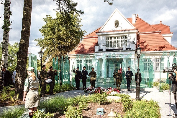 W ogrodzie przed budynkiem znajduje się 36 szklanych figur, które są symbolem ofiar z piaśnickich lasów i innych pomorskich miejsc kaźni.