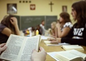 Polacy nie chcą religii w szkole? To zależy jakiej