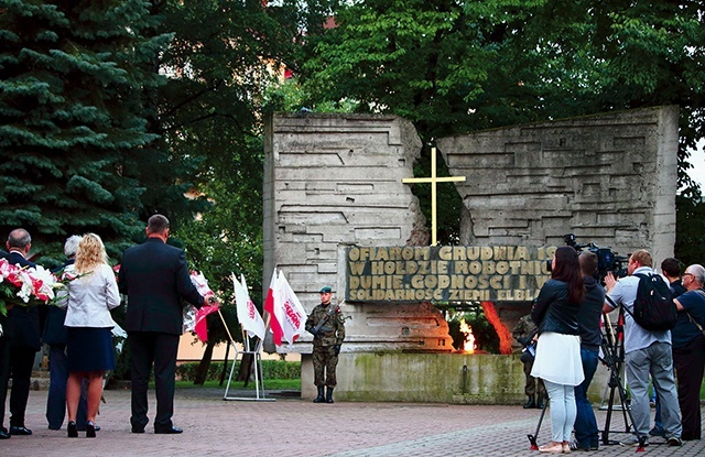 ▲	Uroczystości odbywają się tradycyjnie przy Pomniku Ofiar Grudnia 1970 r. 