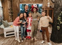 Ziarnowe dzieci z panem Józefem Miką, który od ponad 30 lat  jest reżyserem telewizyjnego programu i ciocią Eweliną  „do zadań specjalnych”