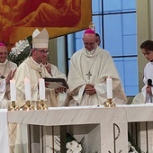 ▲	Bp Martin David i abp Adrian Galbas w czasie ingresu do katedry w Ostrawie.