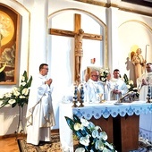 Bp Waldemar Musioł wręczył dekrety podczas Mszy św.  w Kluczborku.