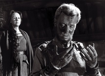 Kadr z filmu „Źródło”. Na zdjęciu Max von Sydow jako Töre, ojciec zamordowanej dziewczyny, i Birgitta Valberg w roli jej matki.