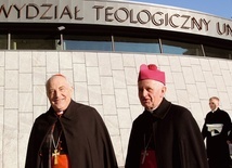 Otwarcie gmachu Wydziału Teologicznego w 2004 r. Od lewej kard. Zenon Grocholewski i abp Damian Zimoń.