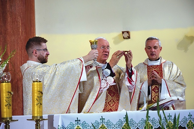 ▲	Podczas Eucharystii ordynariusz modlił się za uczniów, nauczycieli i rodziców.