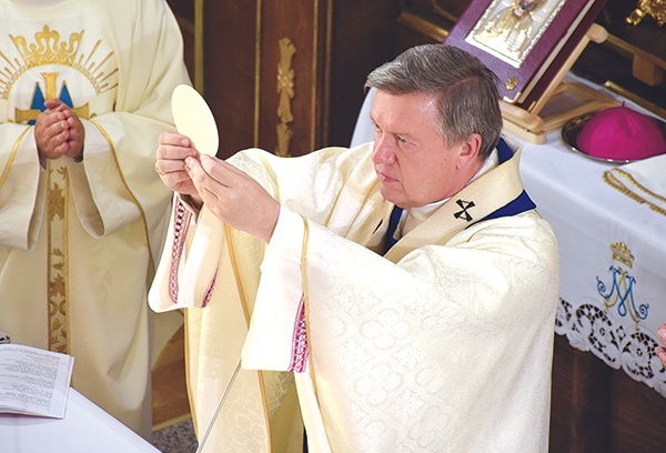 Po Mszy św. odpustowej wierni ruszyli w procesji z Najświętszym Sakramentem, który niósł metropolita wrocławski.