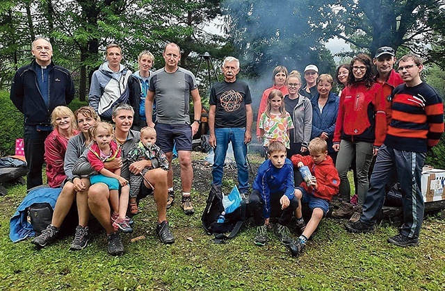 Hałcnowscy amatorzy zdobywania gór z Maryją na trasie.