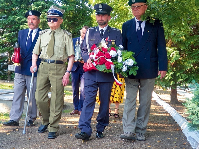 Kwiaty na grobie bohaterskiego kapitana złożyli przedstawiciele Koła Związku Żołnierzy Wojska Polskiego.