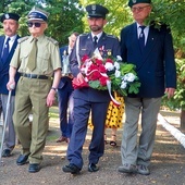 Kwiaty na grobie bohaterskiego kapitana złożyli przedstawiciele Koła Związku Żołnierzy Wojska Polskiego.