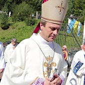 Bp Aleksander Jazłowiecki, za nim czescy diakoni w drodze do ołtarza.